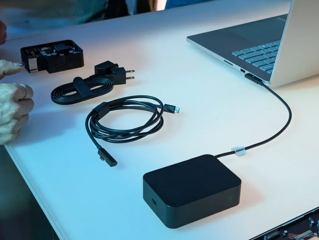 Ujung kabel magnetik USB-C yang dapat dilepas dari adaptor