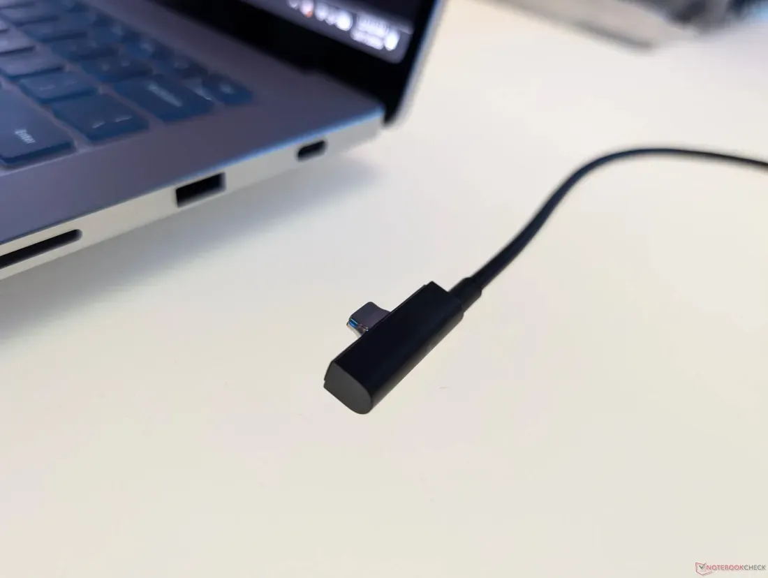 Tampilan dekat konektor USB-C magnetik Surface Laptop Ultra