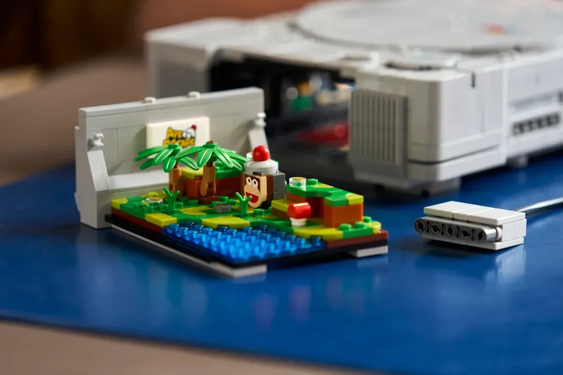 Ilustrasi ape escape diorama LEGO PlayStation Resmi Rilis: Nostalgia Konsol PS1 Klasik Ha