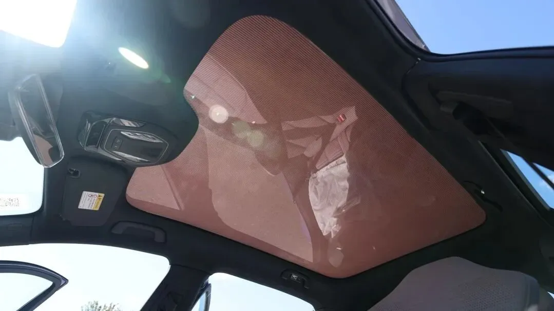 Ilustrasi perovskite sunroof hongqi ehs7 Mobil Listrik Hongqi EHS7 Pakai Sunroof Perovskite Tambah Ja