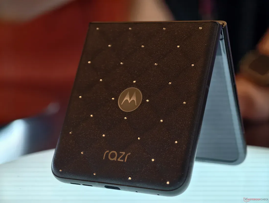 Ilustrasi motorola razr 70 with crystals by swarovski 1 Motorola Razr 70 Swarovski Rilis: HP Lipat Mewah Bertabur Kr