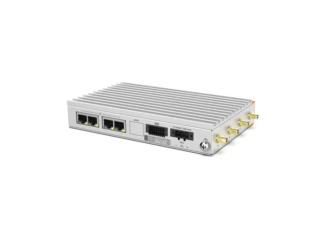 Deretan port I/O dan port Ethernet 2.5G di bagian belakang OnLogic Helix 320