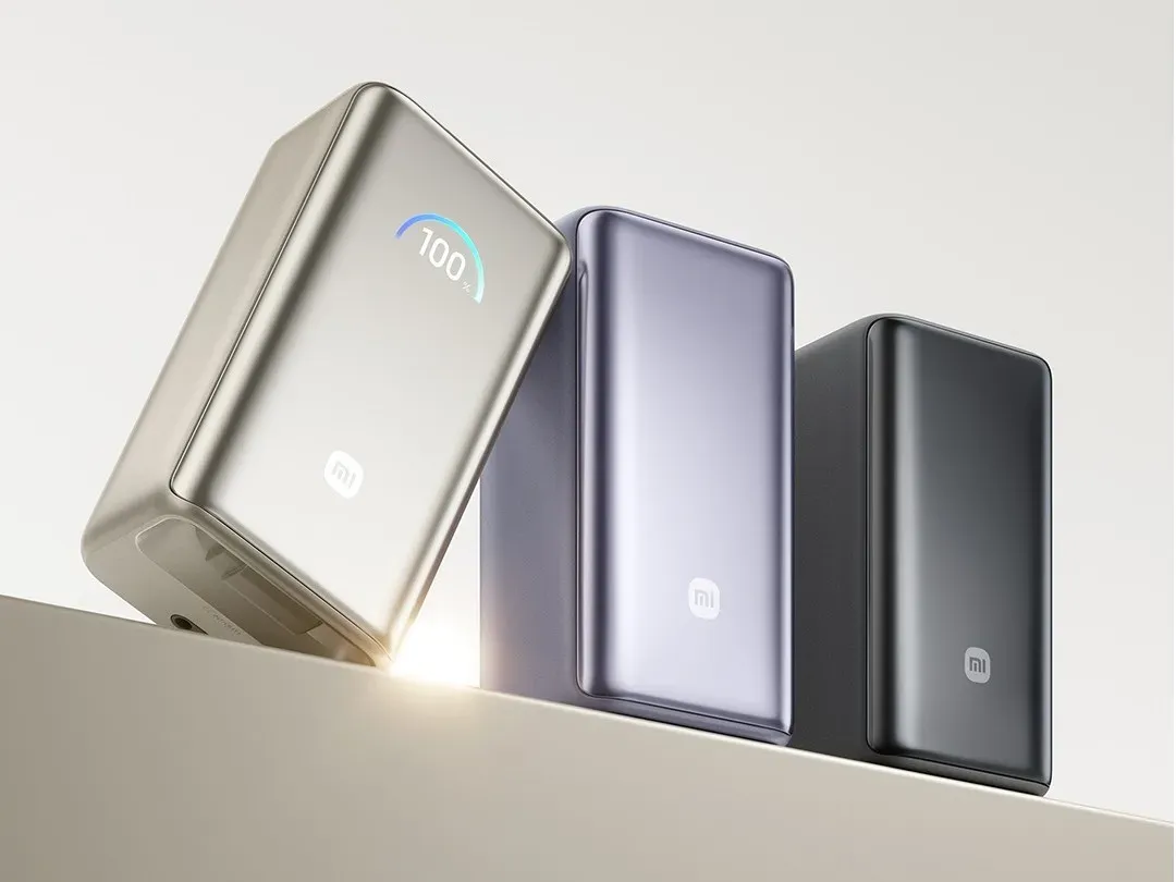 Tiga pilihan warna Xiaomi Power Bank Retractable Cable 10000 55W dalam varian hitam, emas, dan ungu