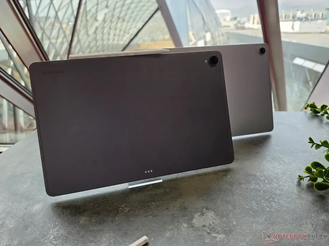 Samsung Galaxy Tab S12 series dengan S Pen dan konektor keyboard