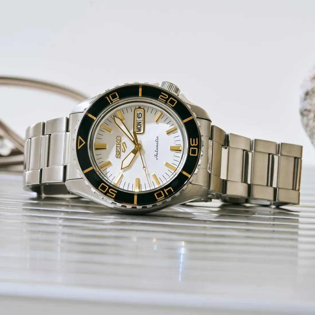 Detail close-up Seiko 5 Sports SKX HDB004 Formal White