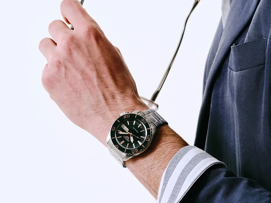 Seiko 5 Sports SKX HDB005 saat dikenakan di pergelangan tangan