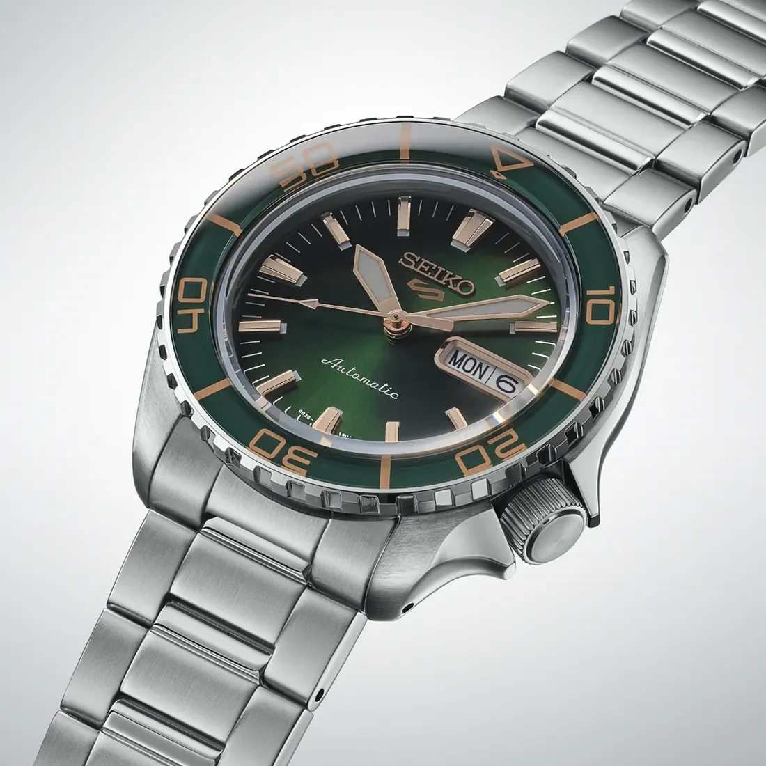 Tampilan dekat dial hijau Seiko 5 Sports SKX HDB005