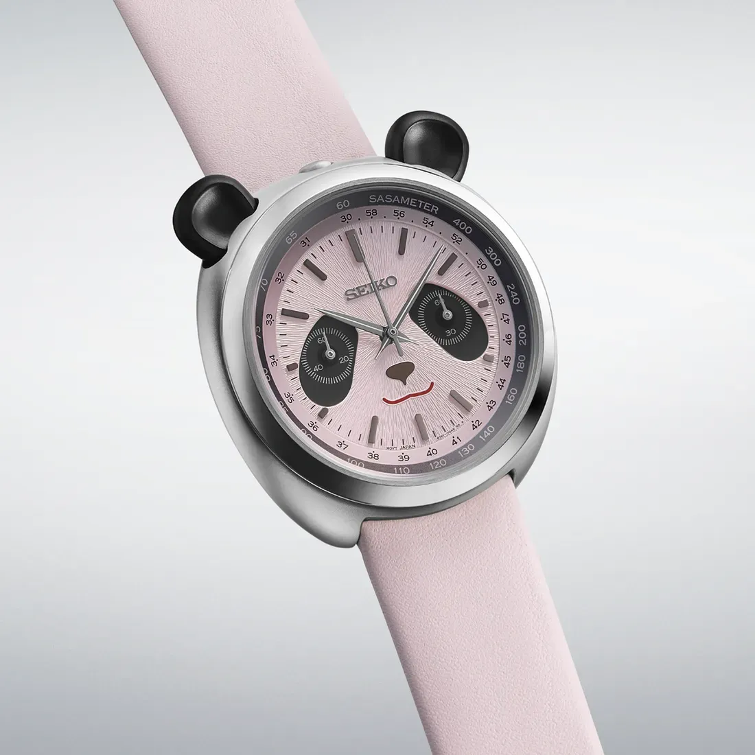 Sudut pandang perspektif Seiko Panda Chronograph warna merah muda