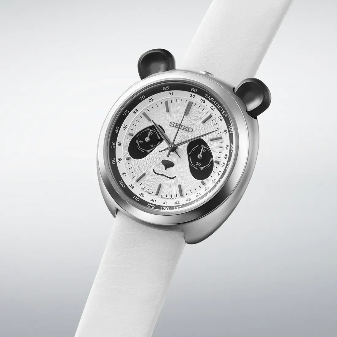 Sudut pandang samping jam tangan Seiko Panda Chronograph HHK001