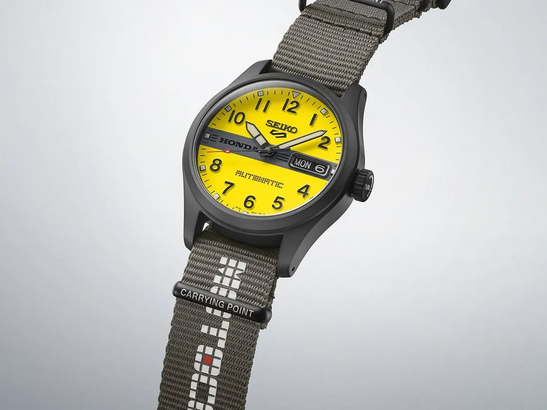 Foto tampak port belakang dan konektivitas I/O Seiko Rilis Jam Tangan Edisi Honda Motocompo, Dibanderol Rp7