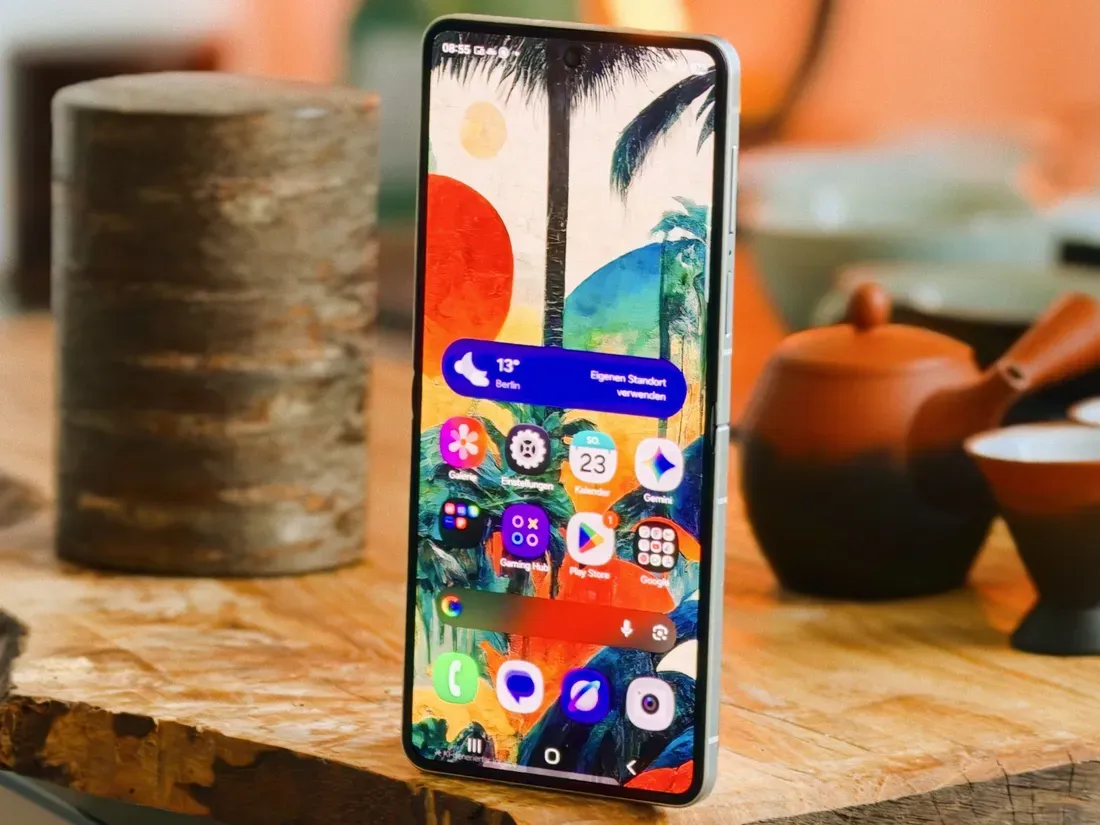 Ilustrasi test samsung galaxy z flip 8 1110 Solusi Bodi Jangkung, Samsung Siapkan Desain Lebih Lebar untuk Flip9