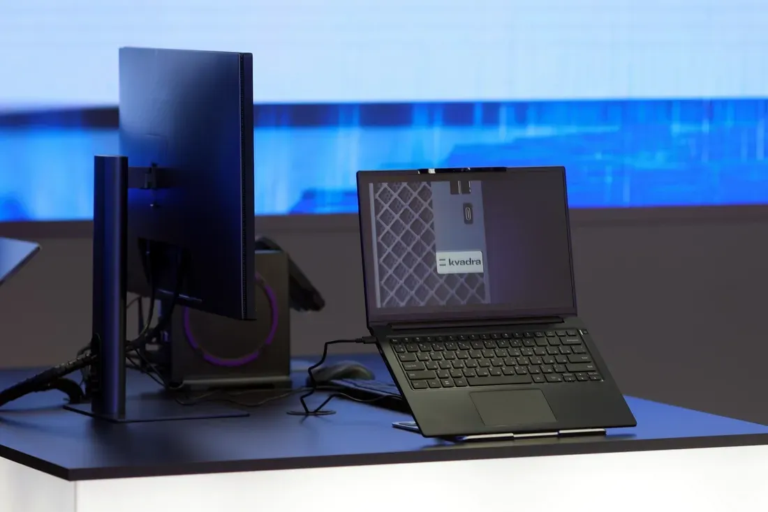 Foto tampilan multi-monitor dan display Tantang Dominasi Global, Laptop Ringan Asal Rusia Ini Tawarkan Baterai Awet 12 Jam