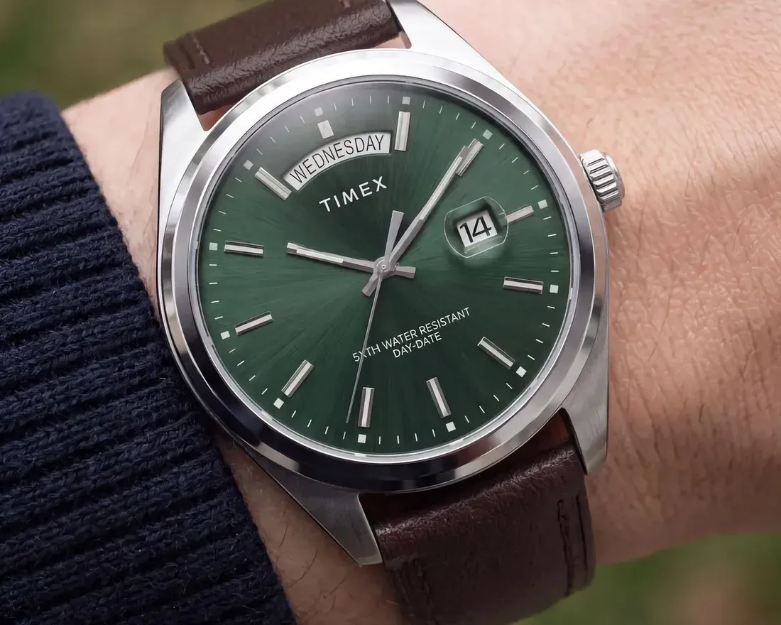 Timex Legacy Day and Date melingkar di pergelangan tangan