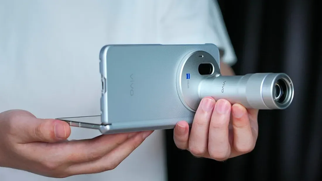 Aksesori Vivo Zeiss Telephoto Extender Gen 2 terpasang pada modul kamera