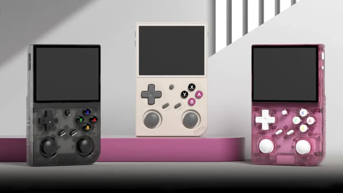 Konsol genggam retro Anbernic RG 35 dengan desain transparan dan dual joystick