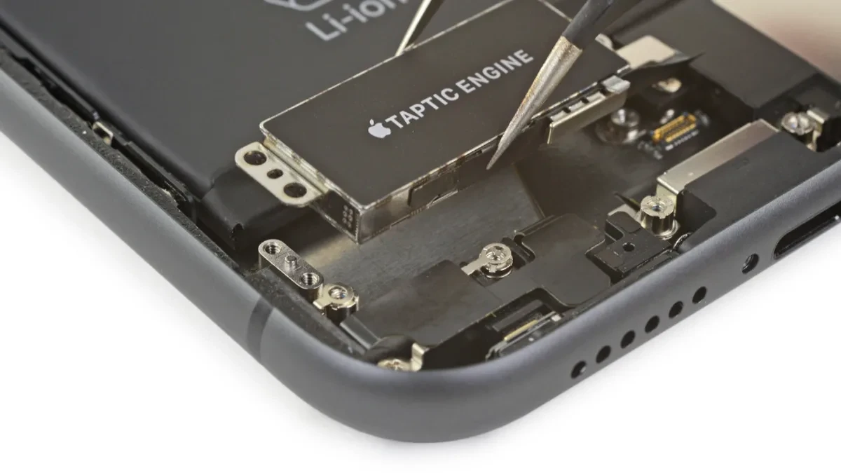 Komponen Taptic Engine iPhone 11 untuk menghasilkan getaran haptic
