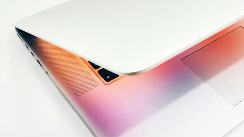 Apple Bocorkan MacBook OLED Tanpa Notch Pertama dengan Kamera Bawah Layar