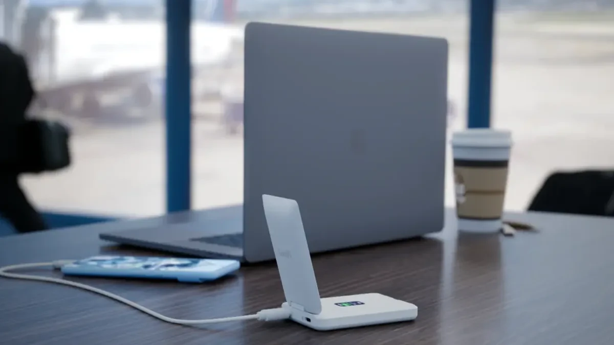 UniFi Travel Router Long-Range dari Ubiquiti dengan antena lipat portabel
