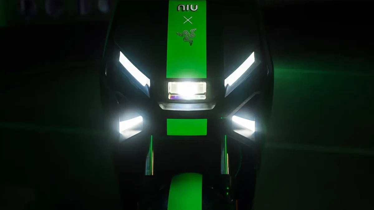 Skuter listrik FQiX x Razer Special Edition dengan warna khas hitam hijau