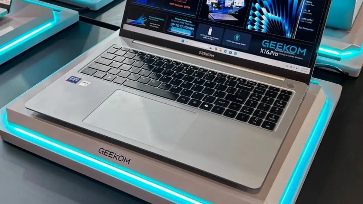 Laptop GeekBook X16 Pro dengan latar spesifikasi prosesor AMD Ryzen AI 9 HX 470
