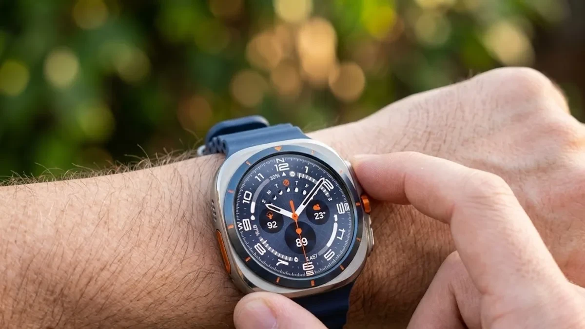 Bagian bezel dan bodi jam tangan pintar Samsung Galaxy Watch Ultra
