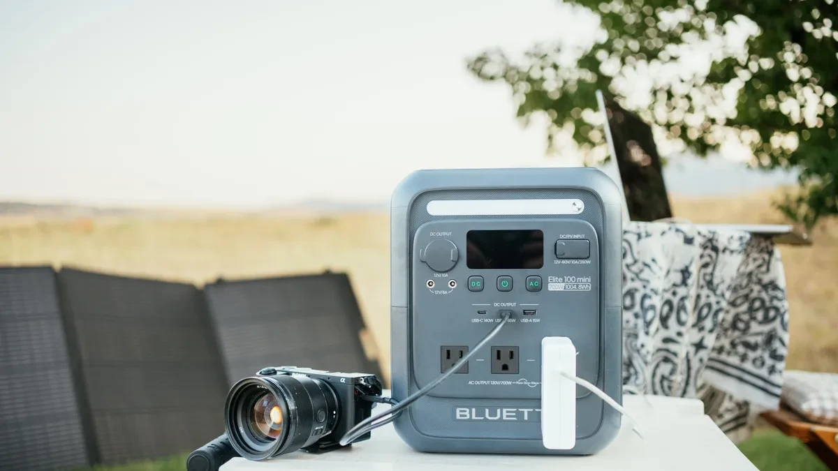Stasiun daya portabel Bluetti Elite 100 mini dengan layar LED dan port pengisian daya