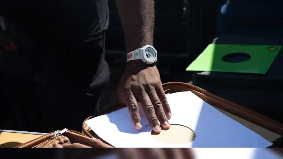 Bocoran jam tangan Casio G-Shock GA-2100 kolaborasi Channel One edisi putih
