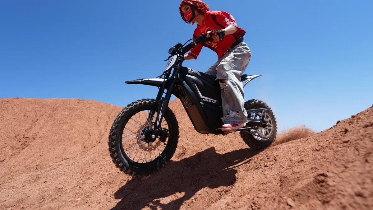 Motor listrik off-road Engwe Eagle sedang melintasi jalur tanah
