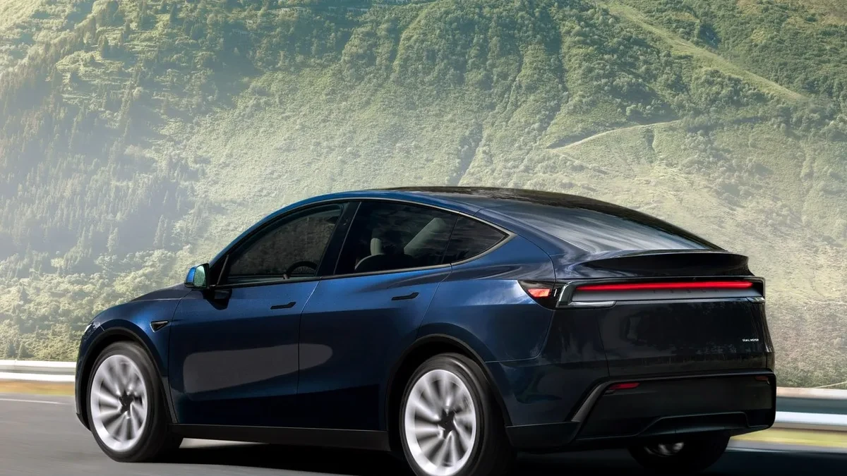 Mobil listrik Tesla Model Y terparkir di stasiun pengisian daya