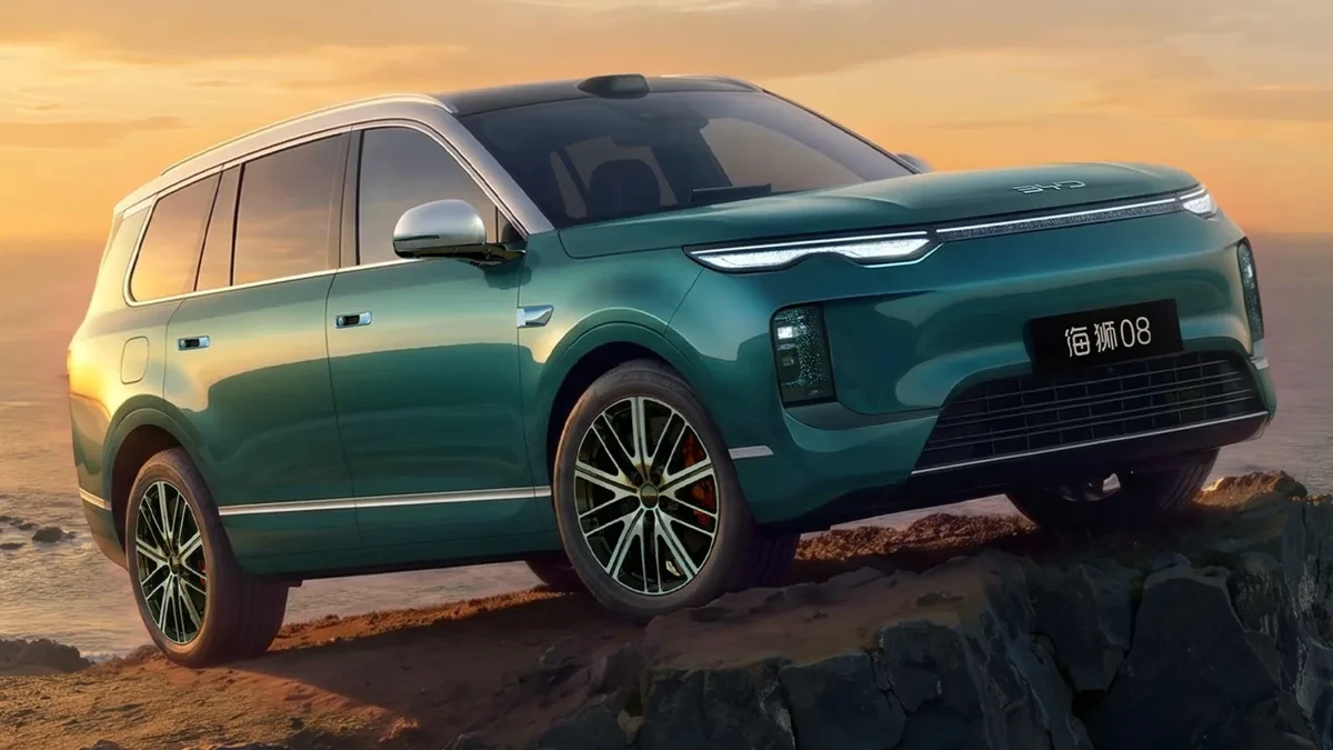 Mobil listrik SUV BYD Sealion 08 berwarna gelap tampil futuristik
