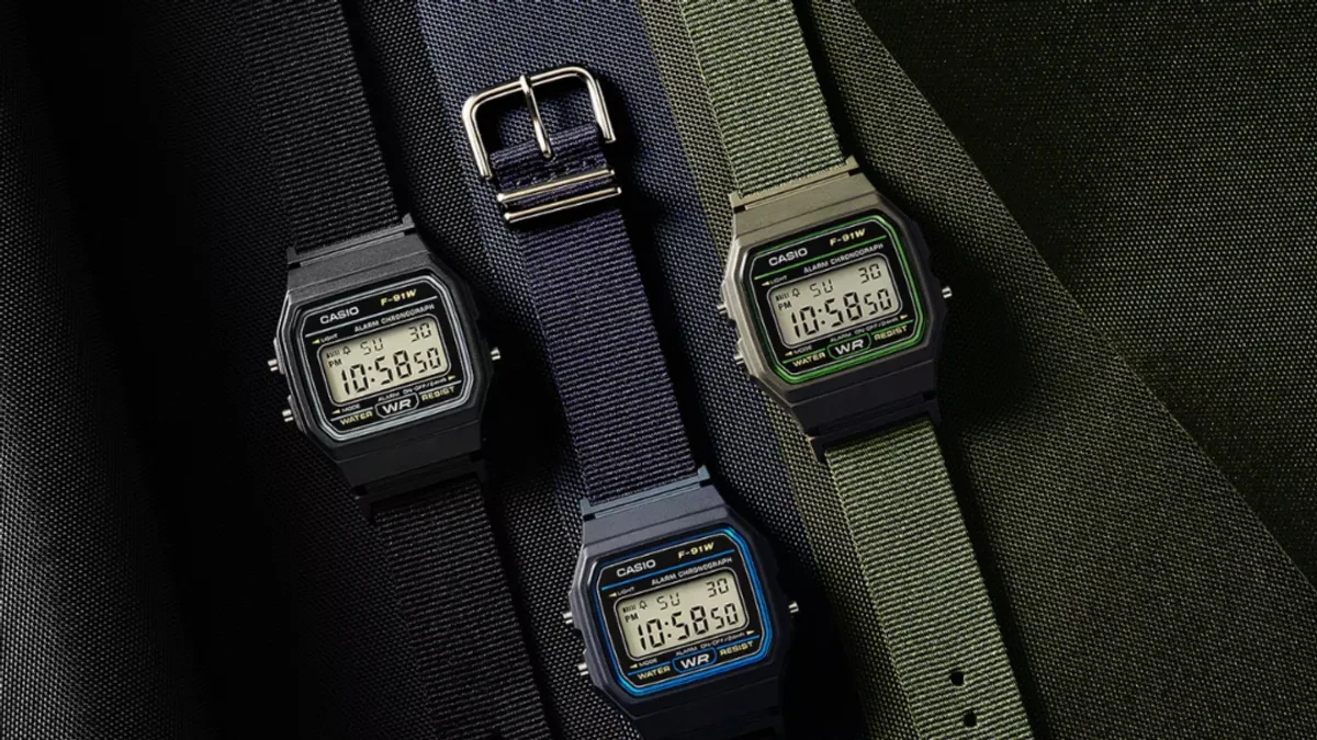 Deretan jam tangan digital Casio F-91WF dengan tali kain daur ulang PET