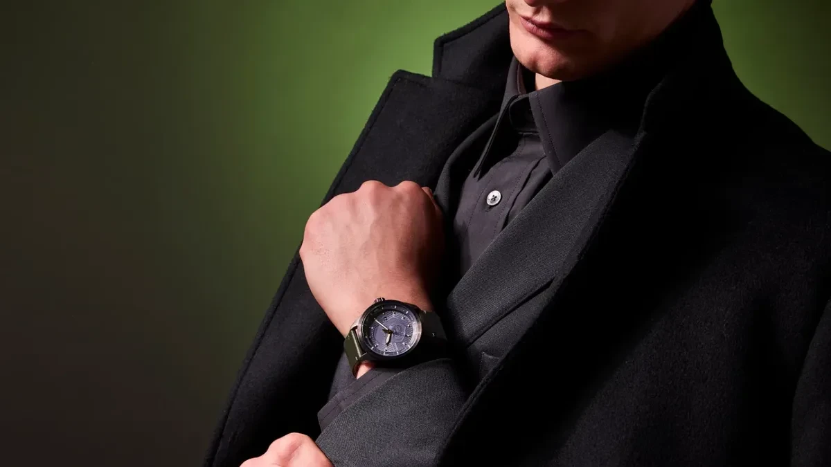 Jam tangan Citizen Doctor Doom Eco-Drive dalam boks eksklusif