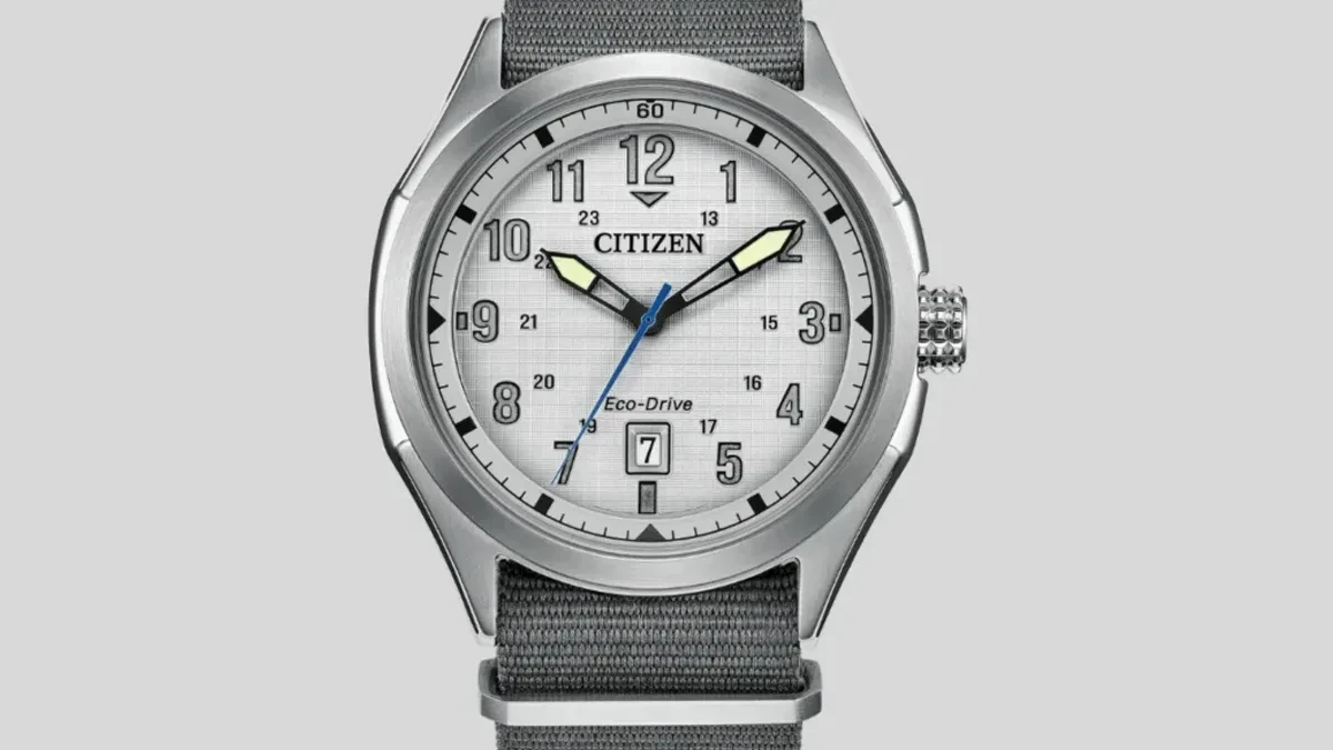 Jam tangan lapangan Citizen Terra Force AW1890-01A berdesain militer dengan tali Nato
