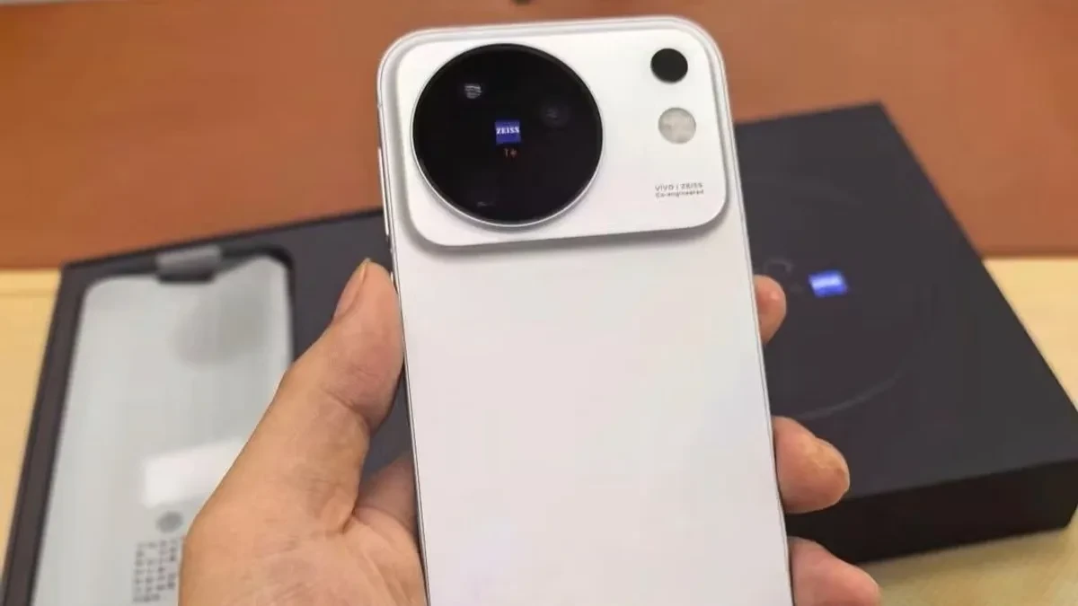 Unboxing Vivo X500 warna putih memperlihatkan paket penjualan charger 90W dan silikon case