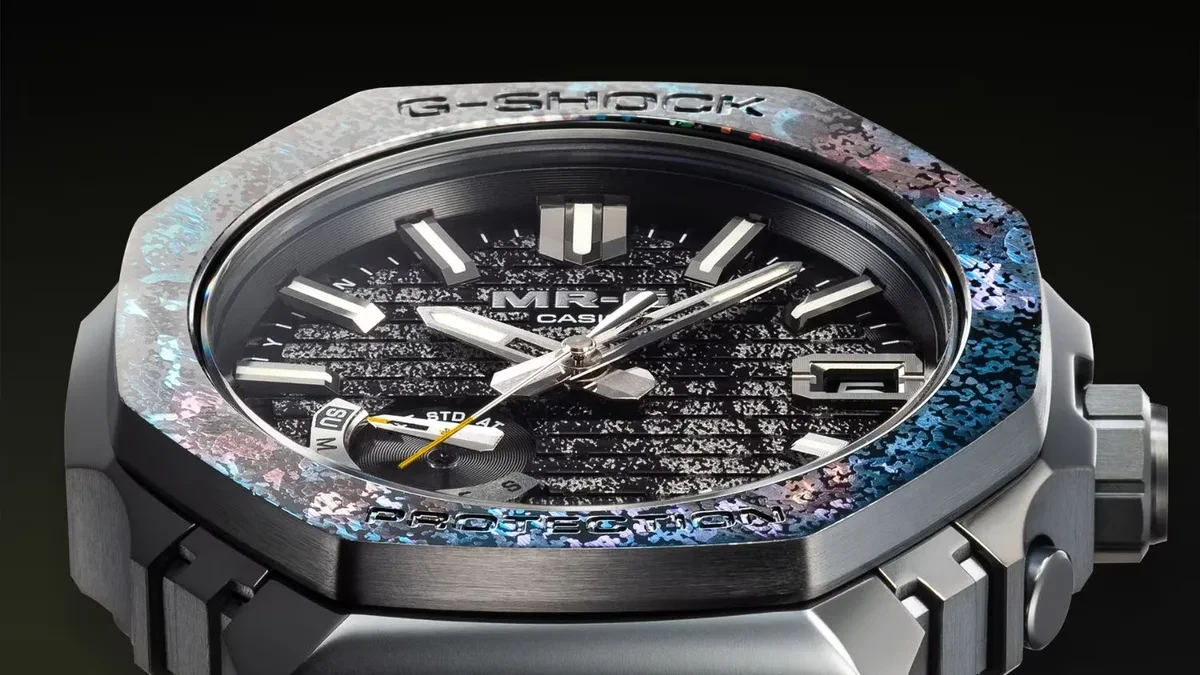 Jam tangan edisi terbatas Casio MRG-B2100HR-1AJR dengan aksen hiasan platina murni
