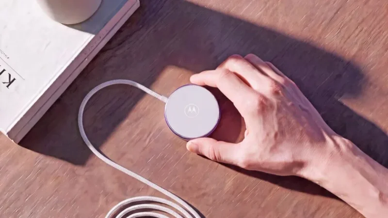 Motorola Rilis Moto Snap Wireless Charger 30W Berstandar Qi2.2 Terbaru