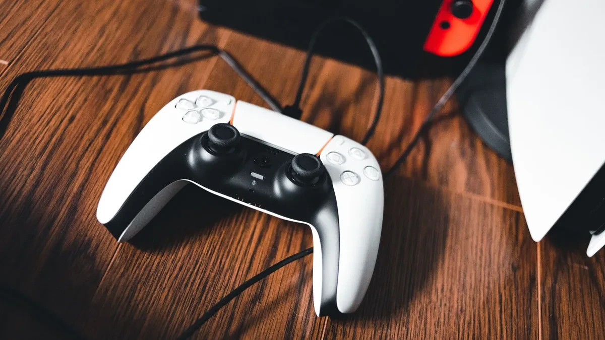 Pengontrol DualSense PlayStation 5 dan konsol portabel Nintendo Switch diletakkan berdampingan