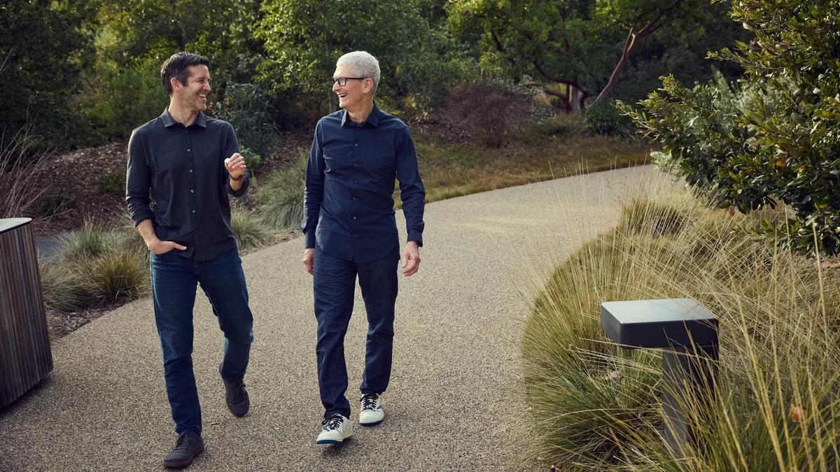 John Ternus dan Tim Cook dalam transisi kepemimpinan CEO Apple