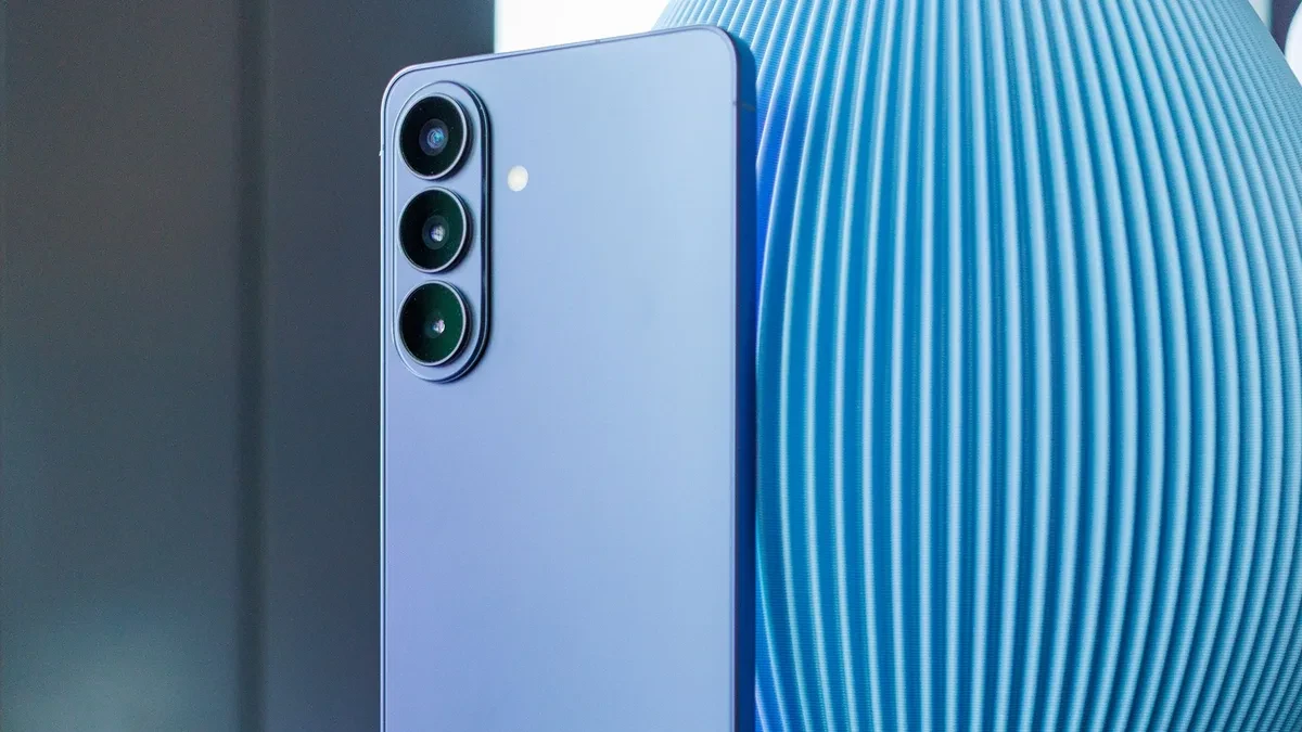 Logo Samsung dan konsep smartphone flagship Galaxy masa depan
