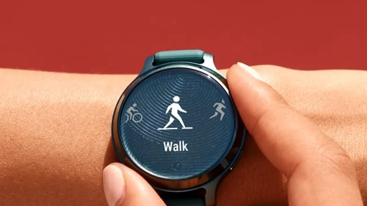 Smartwatch Garmin Lily 2 Active menampilkan pembaruan sistem dan antarmuka pemantau kebugaran
