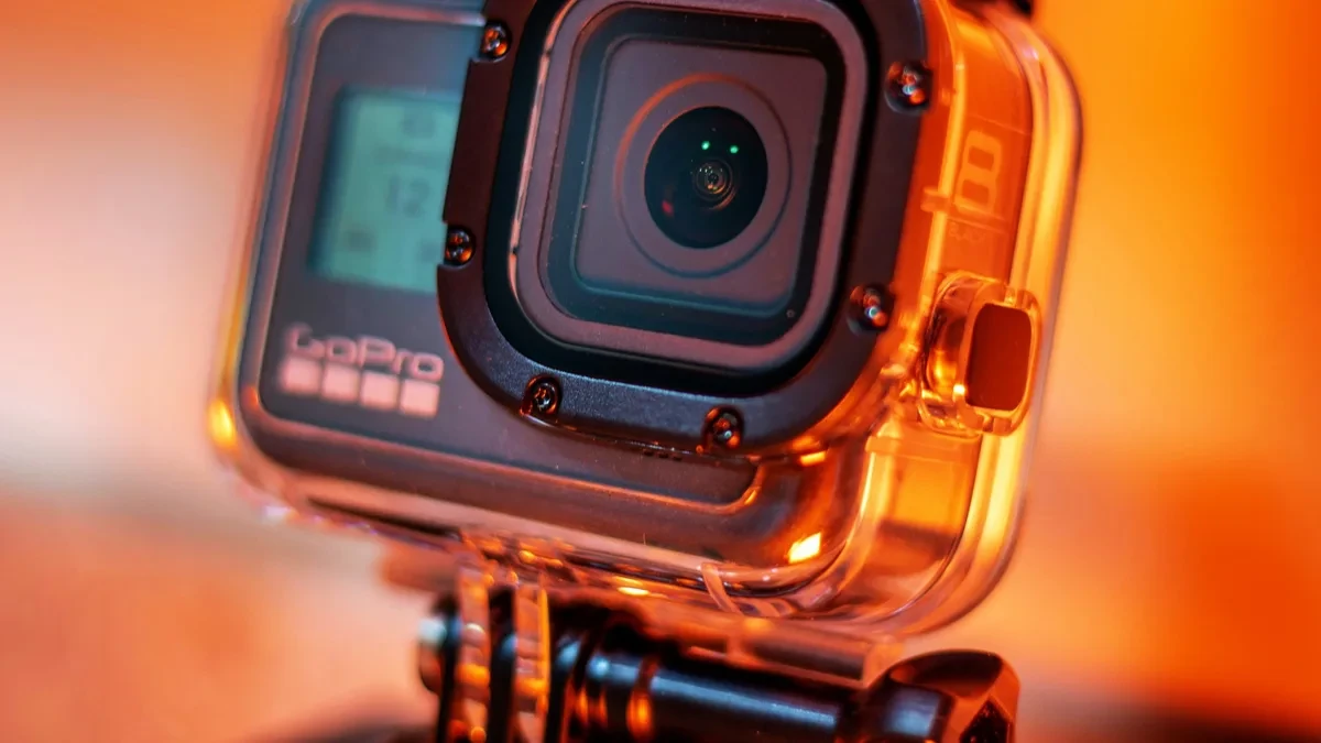 Kamera aksi GoPro di atas meja dengan latar belakang teknologi