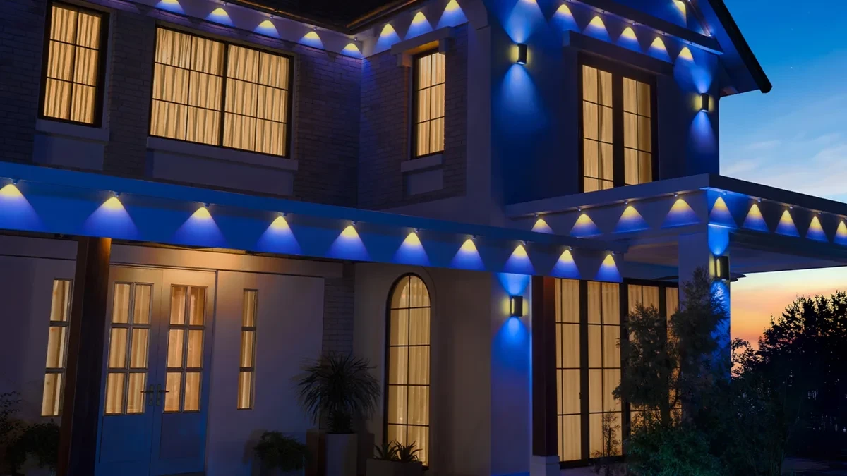 Govee Permanent Outdoor Lights 2 Pro terpasang di atap rumah dengan pencahayaan dual-zone
