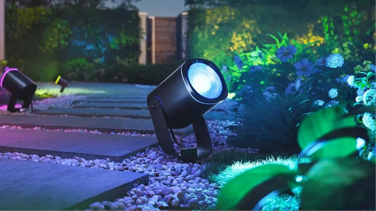 Lampu sorot luar ruangan pintar Govee Outdoor TriBeam Spotlights di area taman rumah
