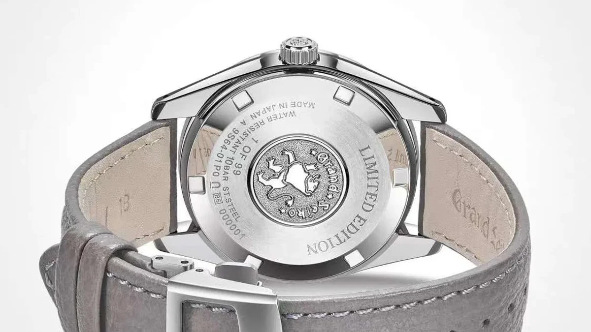 Tampilan utama Grand Seiko SBGW327 dengan dial biru pucat bertekstur dan aksen rose gold