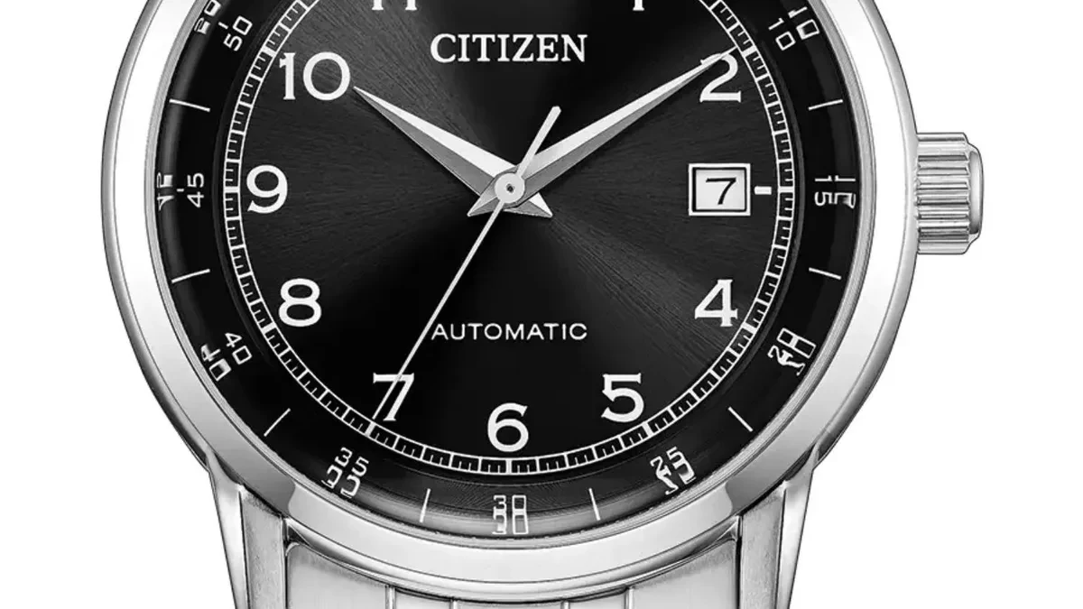 Jam tangan otomatis Citizen NJ0210-56E dengan dial hitam minimalis dan rantai stainless steel