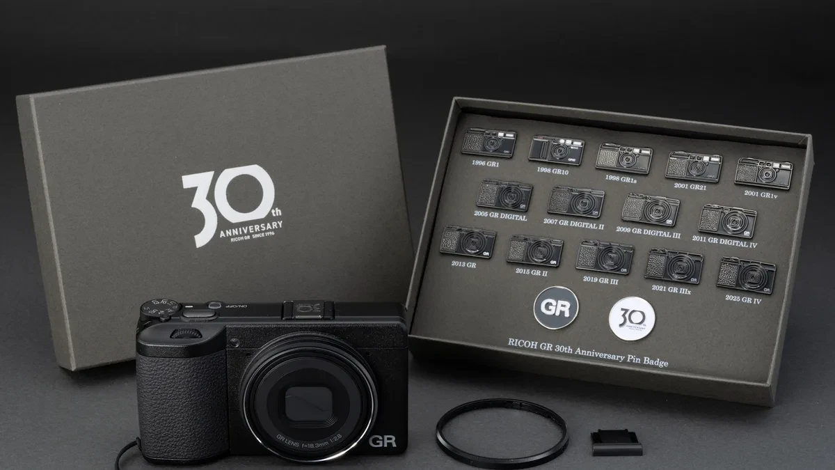 Kamera saku edisi terbatas Ricoh GR IV 30th Anniversary Edition Kit dengan berbagai aksesori peringatan