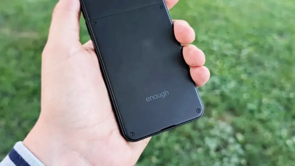 Enough Phone HP Android mungil dengan baterai modular dan layar 5,3 inci