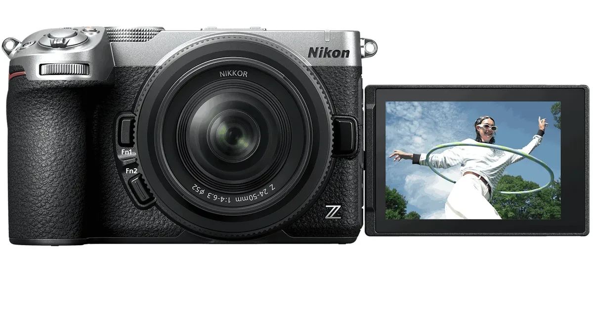 Kamera mirrorless Nikon Z5IIC dengan layar sentuh vari-angle