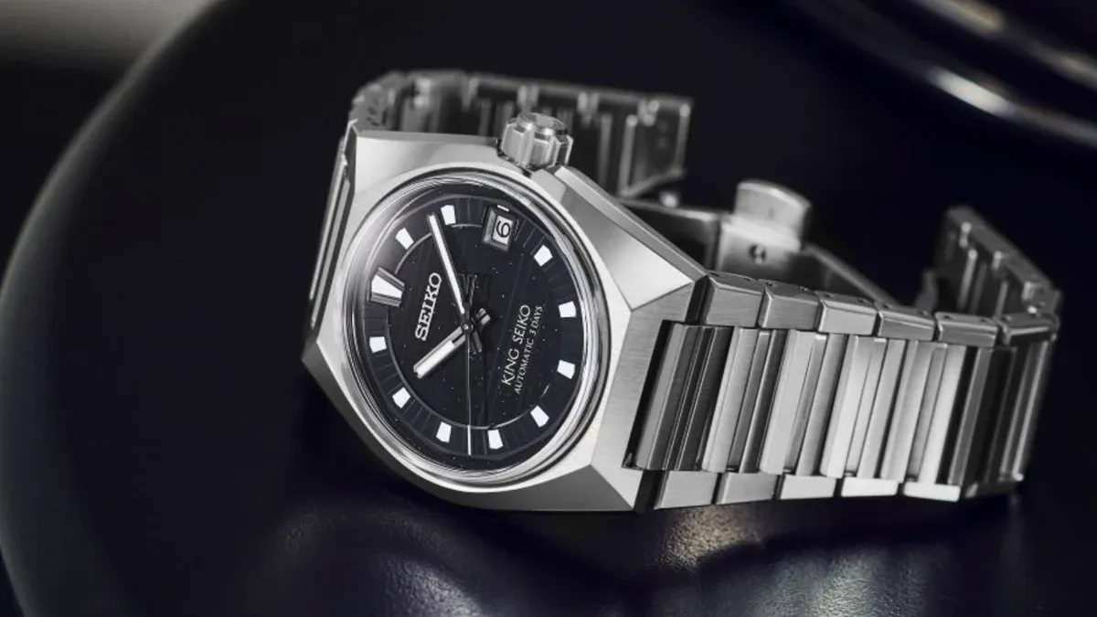 King Seiko Vanac HKF005 dengan dial hitam gemerlap pemandangan malam Tokyo