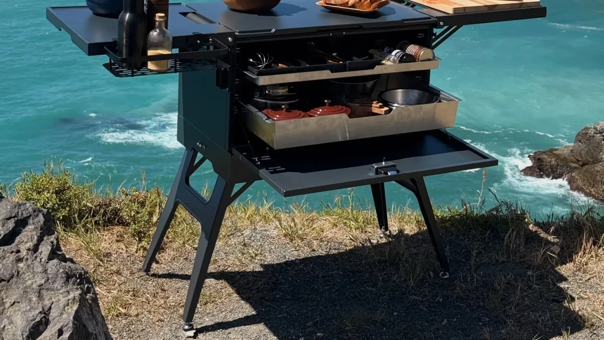 Chuk Box terbuka sebagai dapur camping modular dengan meja kerja dan ruang kompor
